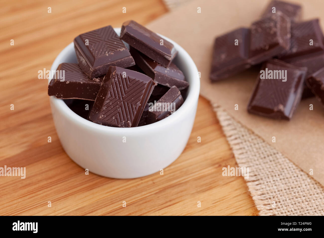 Rotto scuro pezzi di cioccolato in una ciotola. Close up. Foto Stock