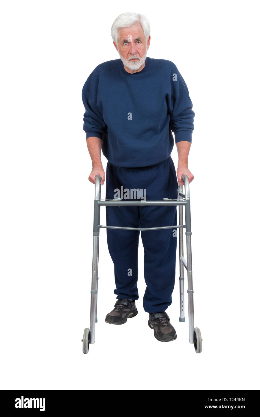 Colpo verticale di un arrabbiato uomo anziano con walker isolato su bianco con copia spazio. Foto Stock