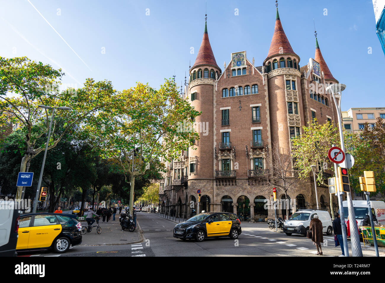 Barcellona, Dec 2018:La Casa de les Punxes o Casa Terradas - Punte house- è un edificio modernista dell'architetto Josep Puig Cadafalch. Situato in Foto Stock