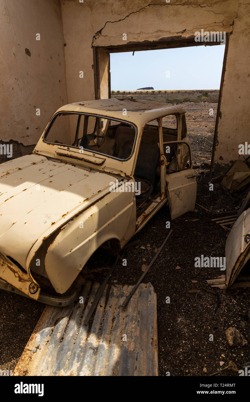 Abbandonate e fatiscenti Renault quattro auto in una caduta verso il basso edificio garage a Los Bebederos a Malpais de la Rasca, Palm Mar, Tenerife, Canarie ho Foto Stock