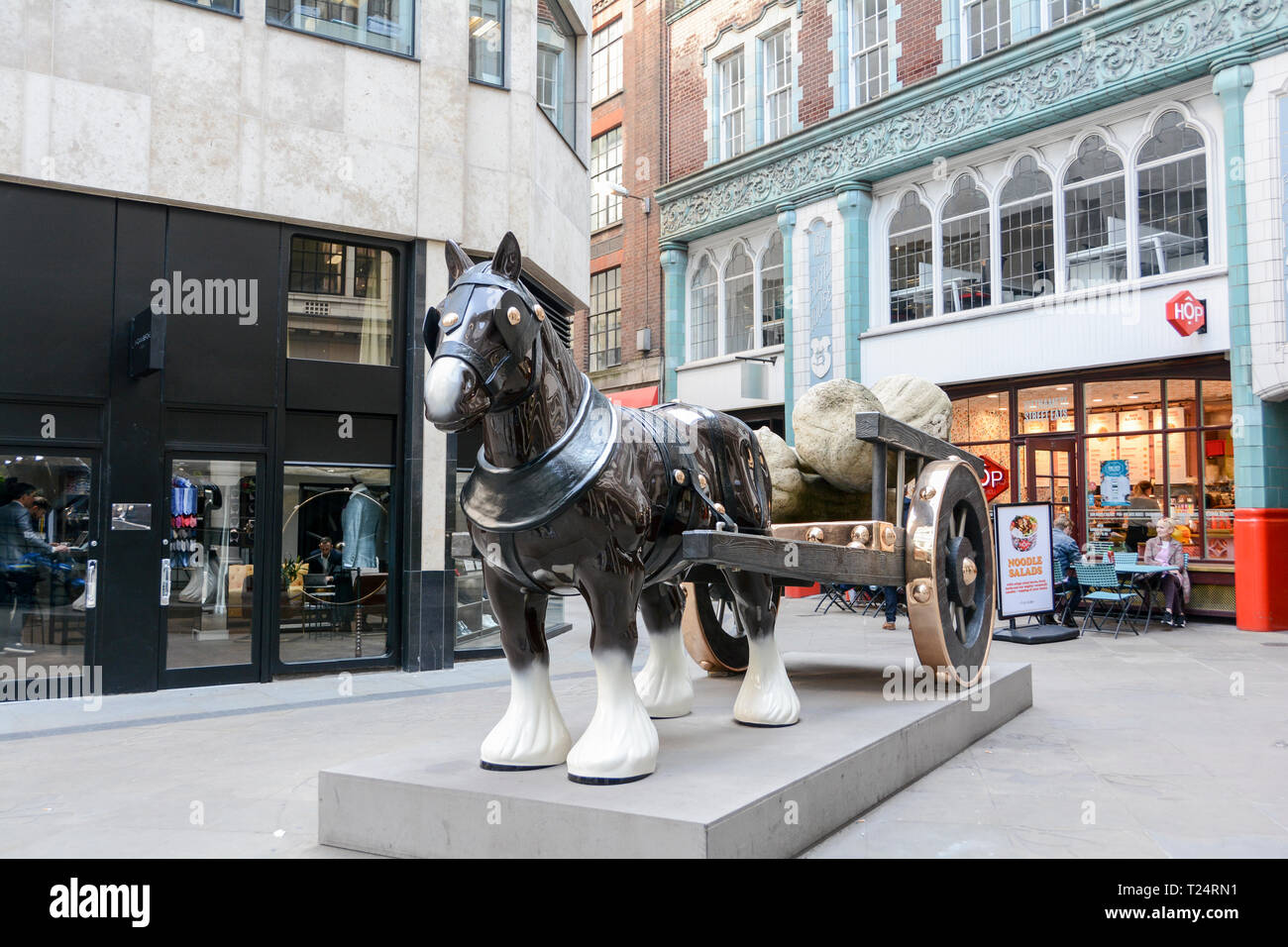 La scultura nella città - Perceval, una vita-size cavallo di bronzo e sculture di carrello da Sarah Lucas, Cullum Street, City of London, EC3, Regno Unito Foto Stock