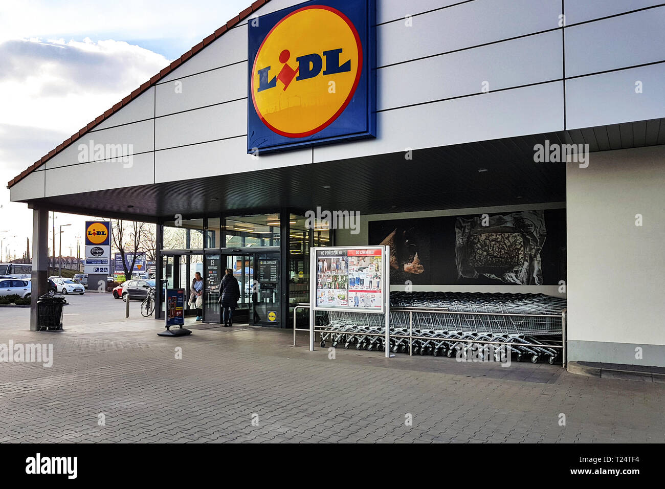 Nowy Sacz, Polonia - 20 Marzo 2019: vista esterna del negozio Lidl. Lidl è un grande tedesco sconto globale della catena di supermercati con base a Neckarsulm. Foto Stock