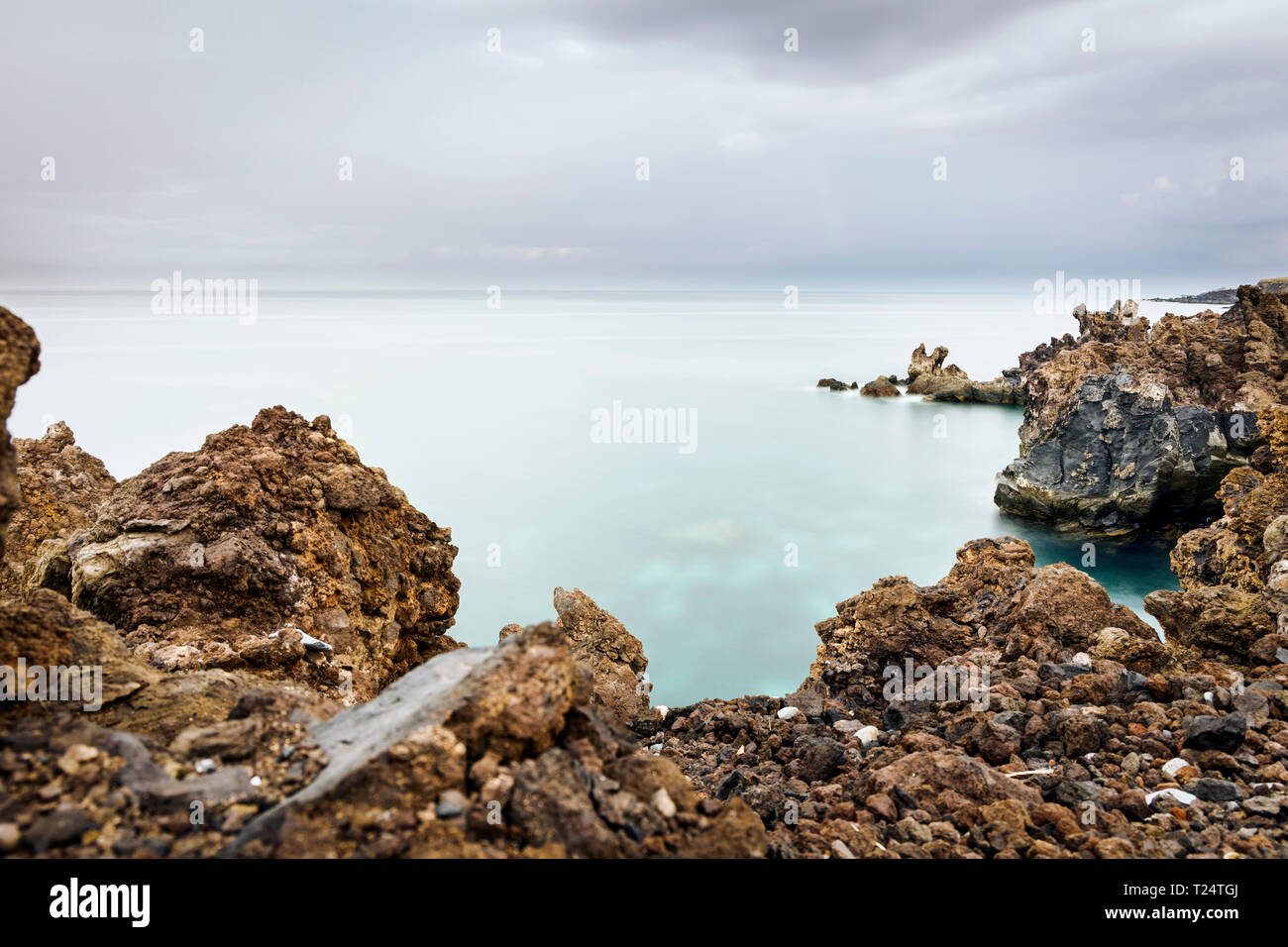 Una lunga esposizione seascape con filtri ND all'alba sulla costa occidentale a Playa San Juan, Tenerife, Isole Canarie, Spagna Foto Stock