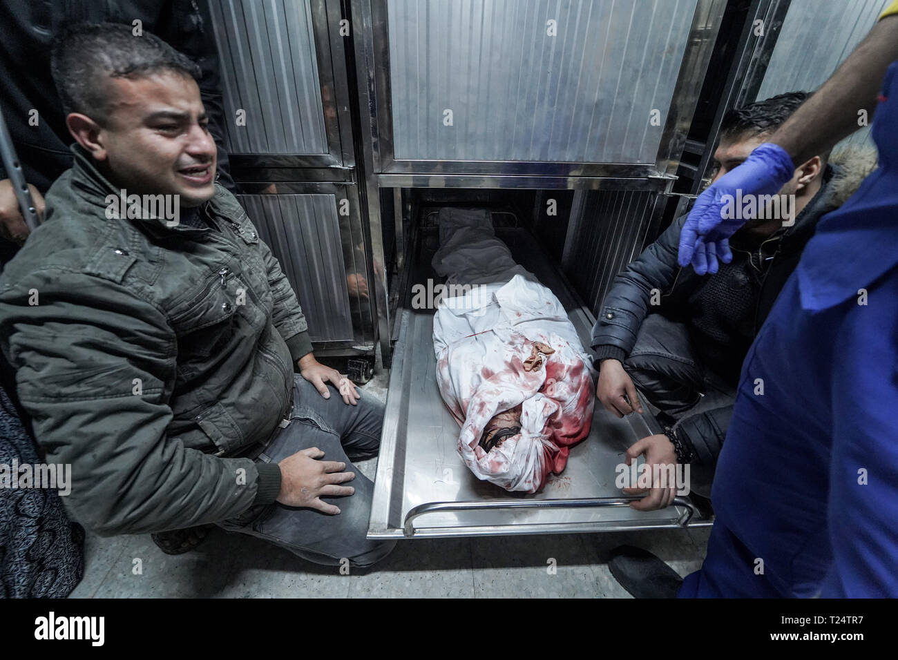 (Nota del redattore: immagine raffigura la morte) Adham Emara corpo del visto presso l'ospedale morgue. La famiglia di Adham Emara, 17 che è stato ucciso durante gli scontri con le forze israeliane nei pressi del confine con Israele si vede all'ospedale obitorio di Beit Lahia per confermare l'identità dell'organismo. Foto Stock