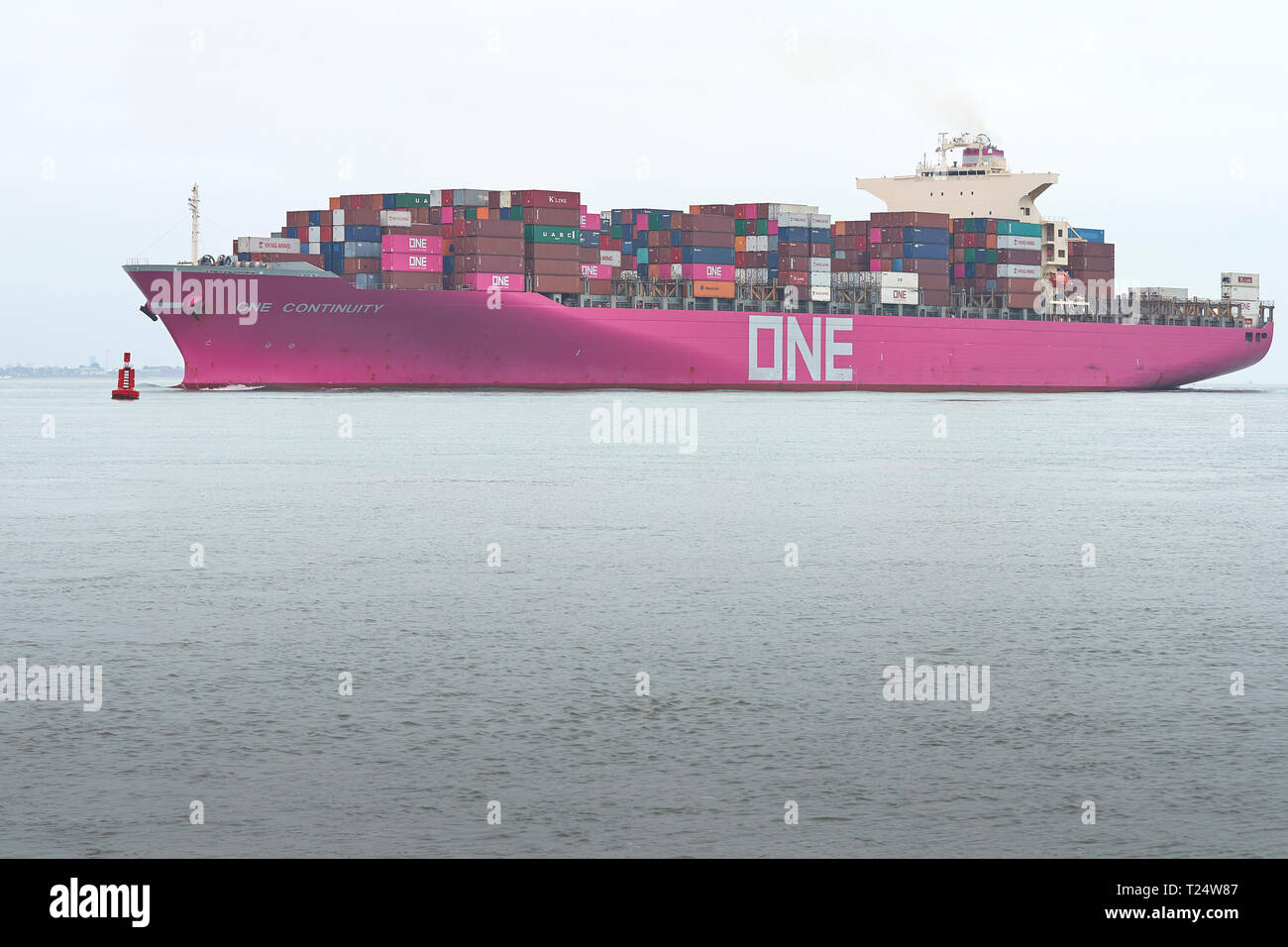 La Nave portacontainer, una continuità, in corso, in rotta da Amburgo al Porto di Southampton, Regno Unito. Foto Stock