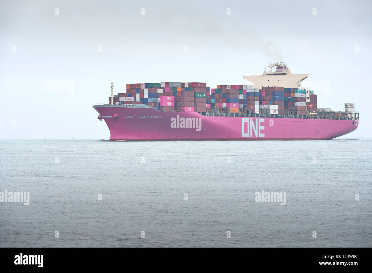 Nave portacontainer Ocean Network Express New Panamax, ONE CONTINUITY, in corso, in rotta da Amburgo al porto di Southampton, Regno Unito Foto Stock