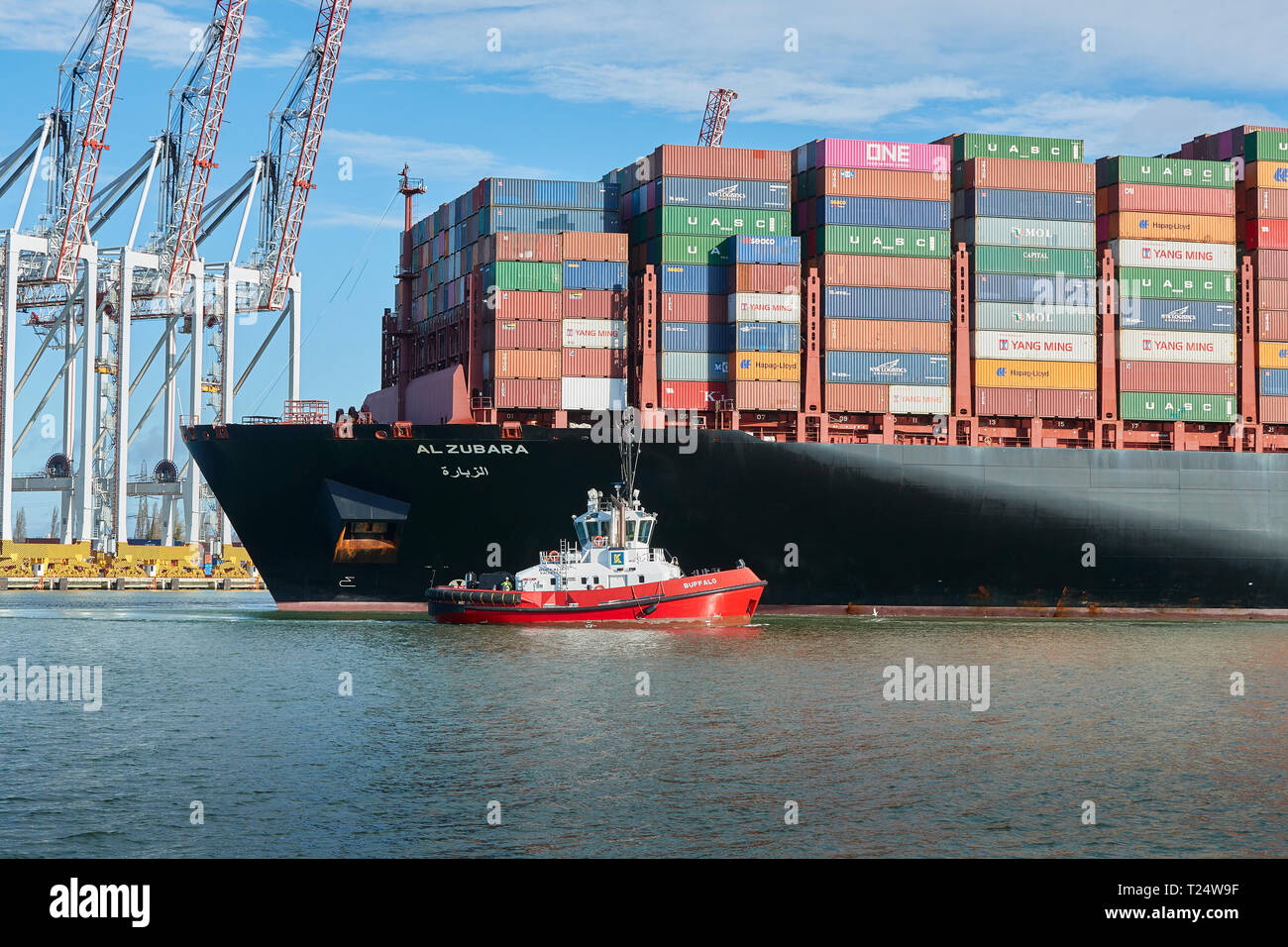 Tug BUFFALO, guida la nave portacontainer ultra grande, AL ZUBARA, all'ormeggio 5 presso il Southampton Container Terminal, Regno Unito. Foto Stock