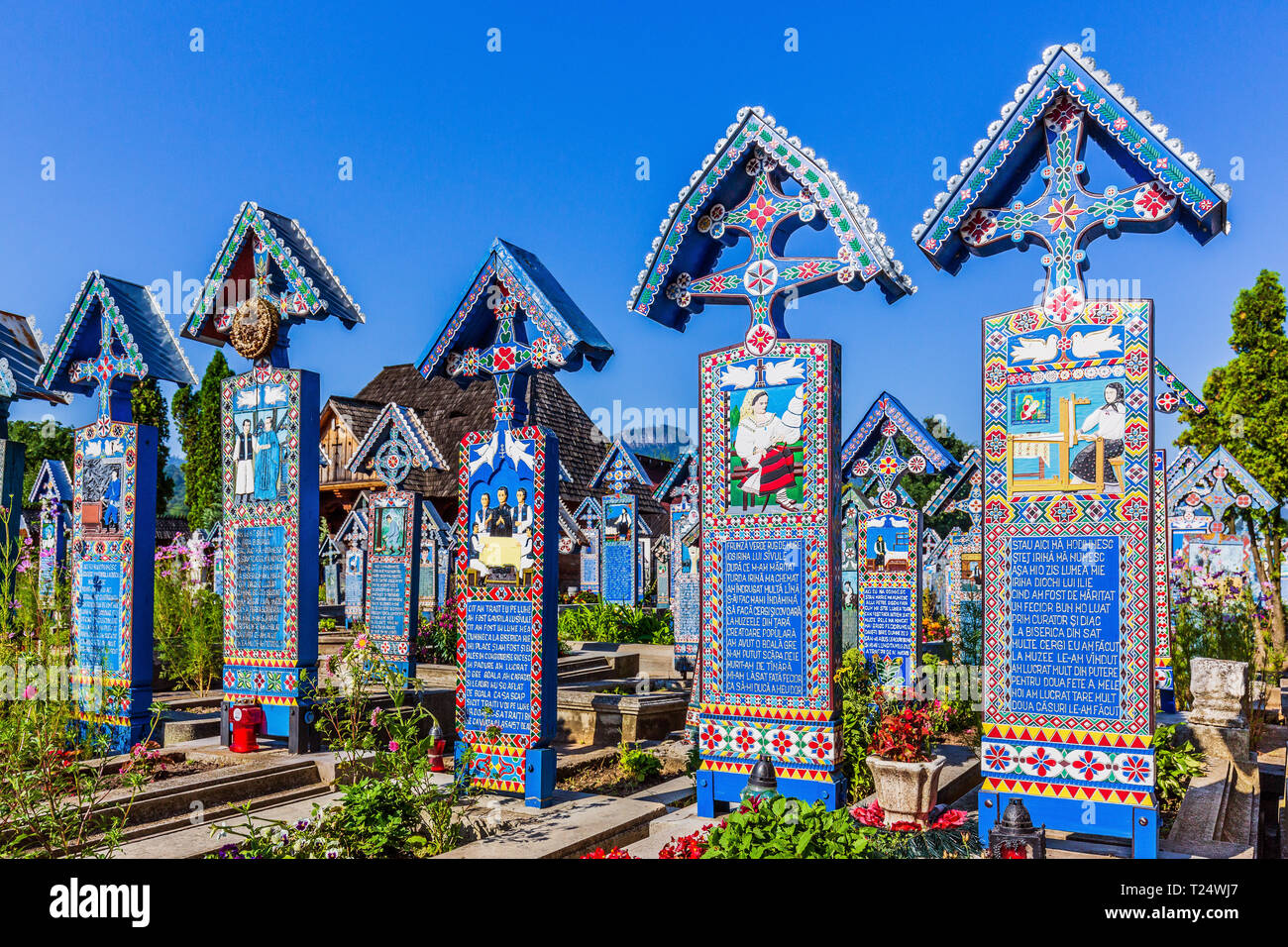 Maramures, Romania: 4 agosto, 2018 - Allegro cimitero (Cimitirul Vesel) nel villaggio Sapanta, Romania settentrionale. Foto Stock
