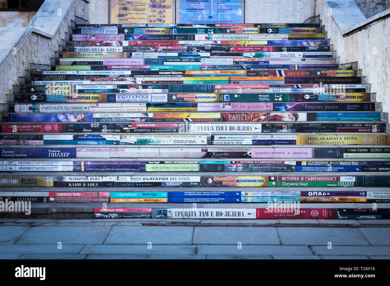 Scale decorate a guardare come libro di spine in cirillico) a NDK a Sofia, Bulgaria Foto Stock