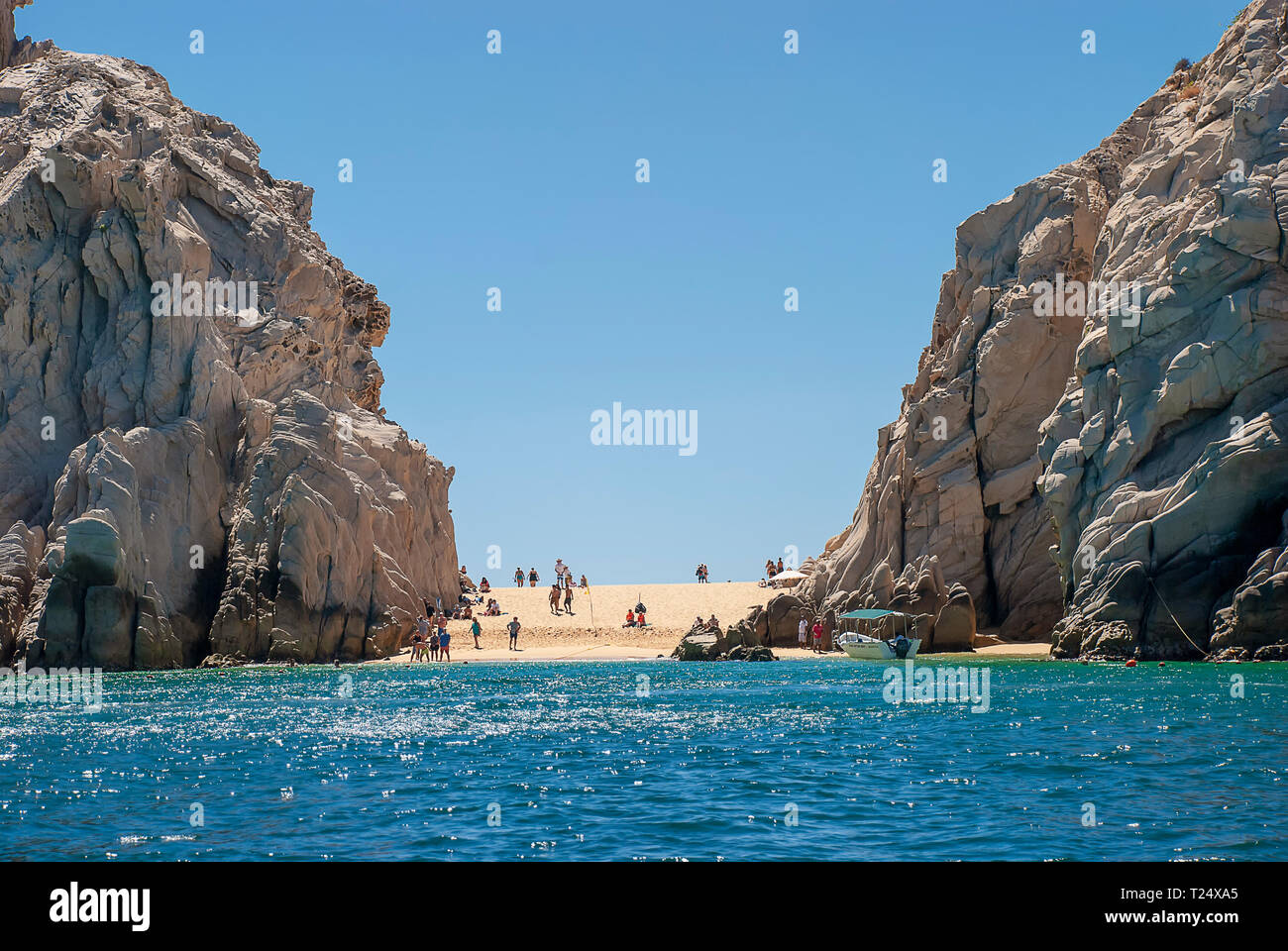 Per gli amanti della spiaggia tra le torreggianti scogliere di Cabo San Lucas, Messico Foto Stock