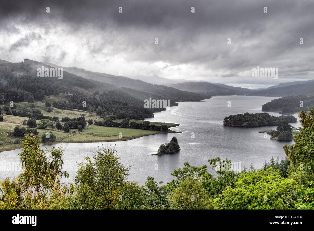 La Queens, affacciato sul Loch Tummel, Highland Perthshire. Nuvoloso, ma ancora più bella. Foto Stock
