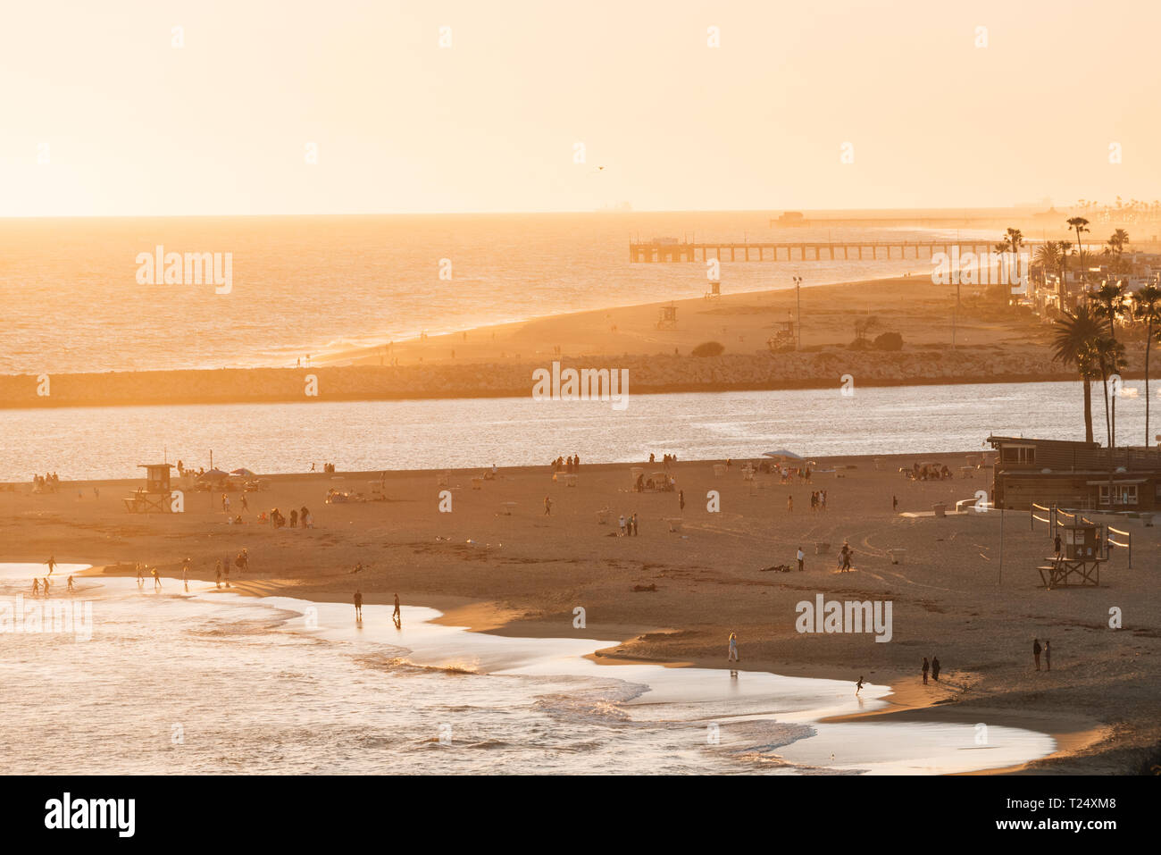 Vista tramonto dell'ingresso al porto di Newport e spiagge in Corona del Mar, Newport Beach in California Foto Stock