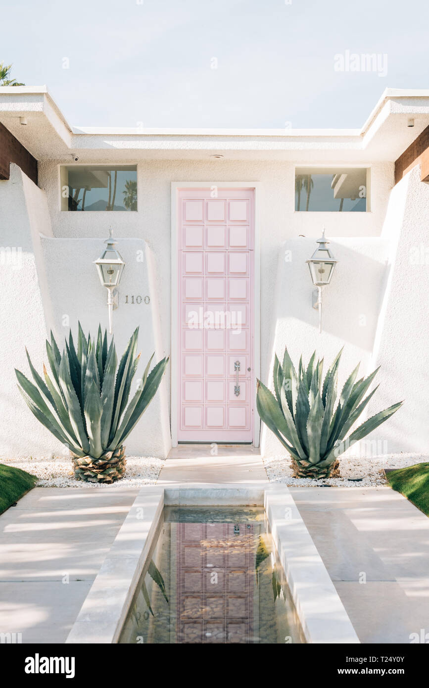 Casa bianca con una porta rosa, in Palm Springs, California Foto Stock
