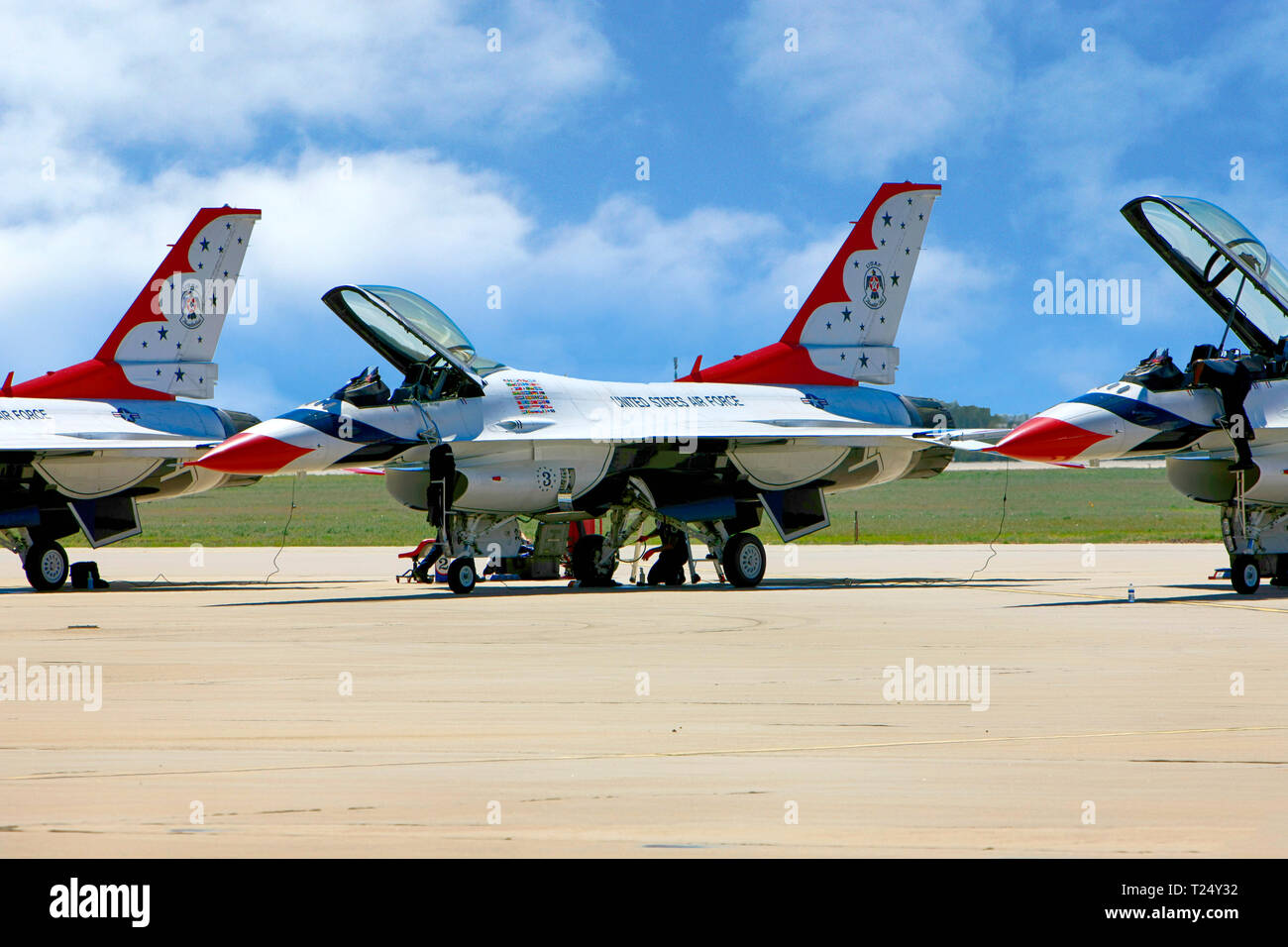 F-16 di aerei da combattimento del USAF Thunderbird visualizzare team a Davis-Monthan airshow AFB in Tucson AZ Foto Stock