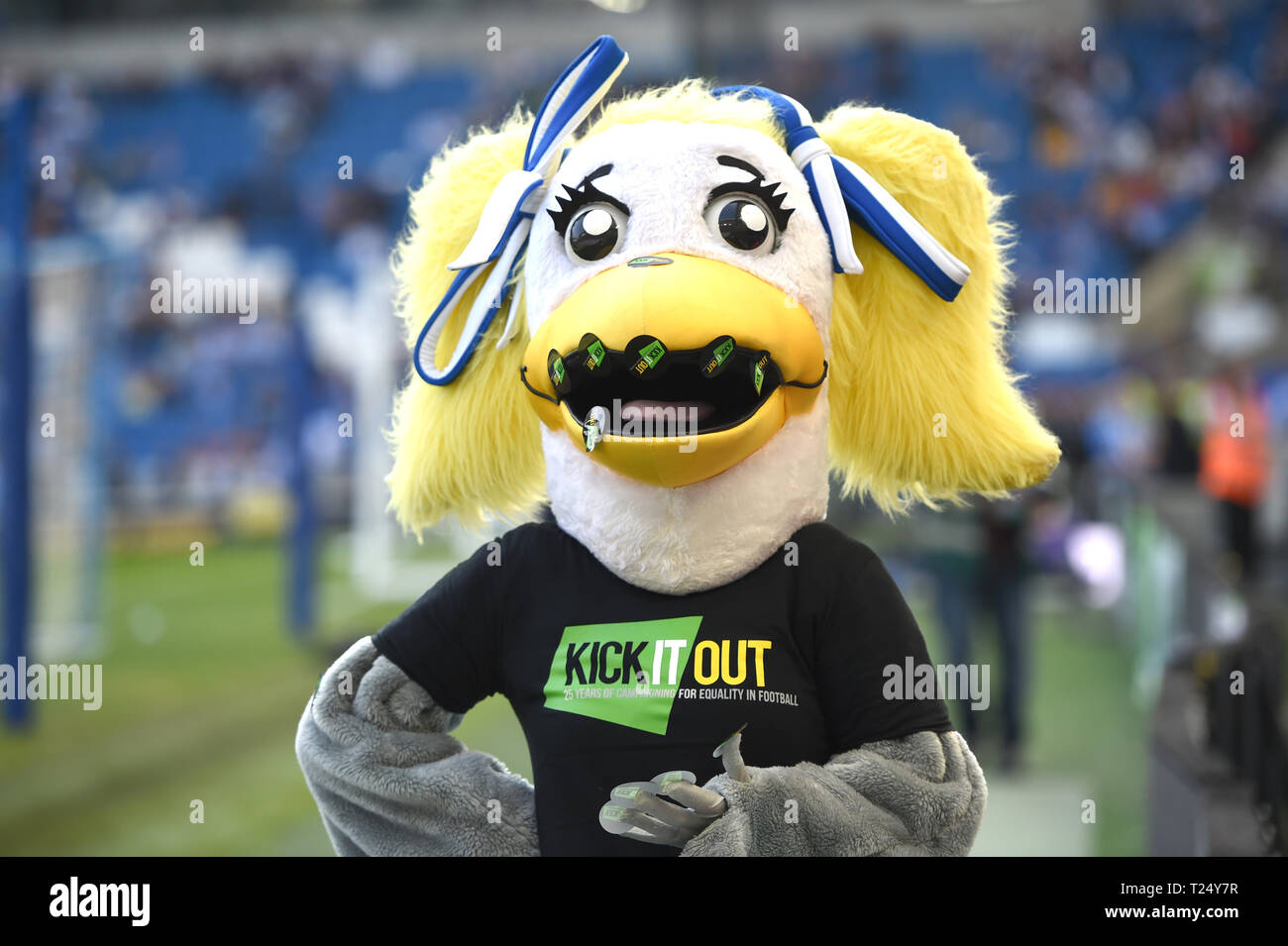 Una delle mascotte in Kick It Out shirt durante il match di Premier League tra Brighton & Hove Albion e Southampton presso la American Express Community Stadium . 30 Marzo 2019 solo uso editoriale. No merchandising. Per le immagini di calcio FA e Premier League restrizioni si applicano inc. no internet/utilizzo mobile senza licenza FAPL - per i dettagli contatti Football Dataco Foto Stock