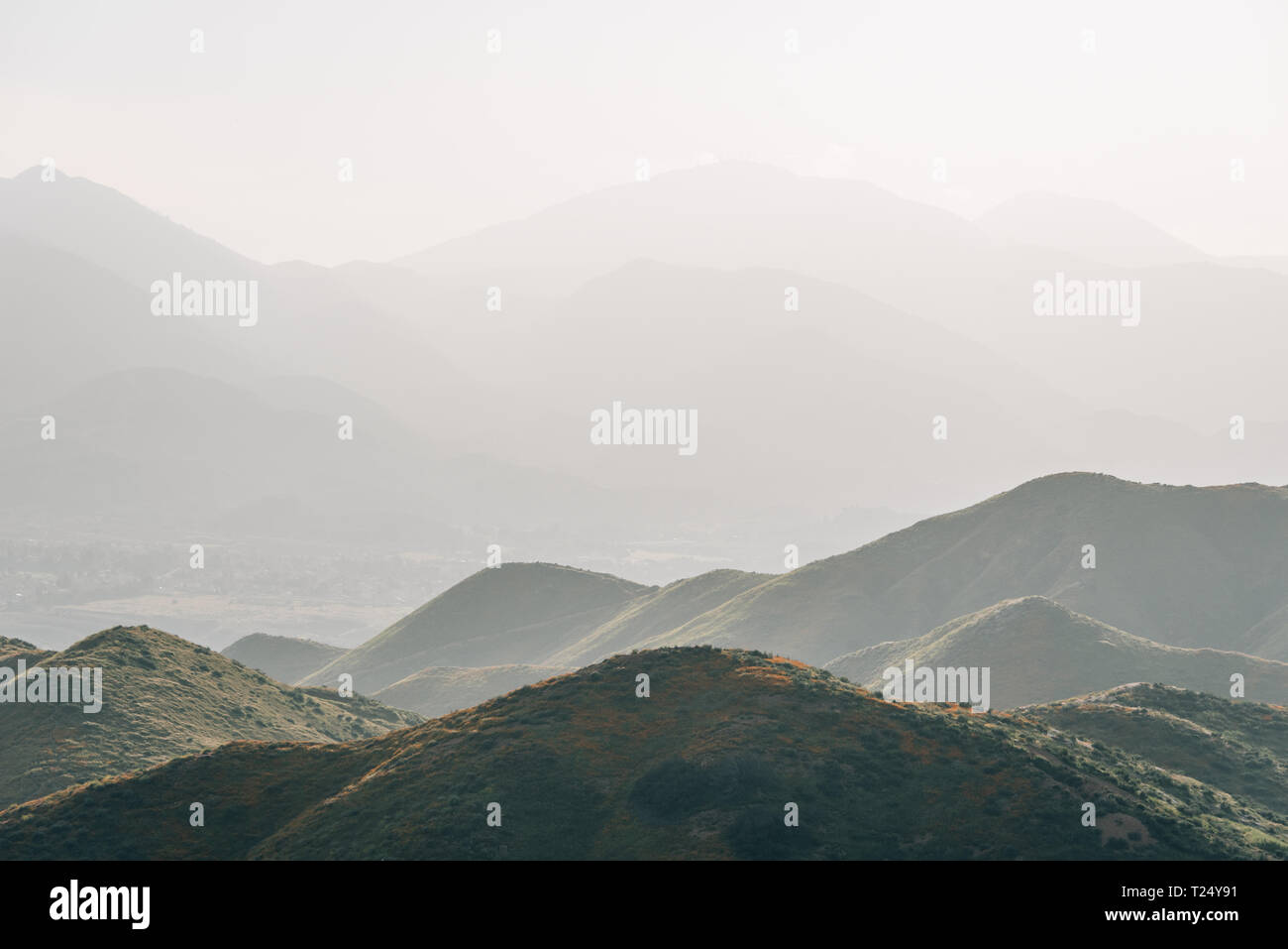 Nebuloso strati di montagna vista da Walker Canyon Trail, nel Lago Elsinore, California Foto Stock