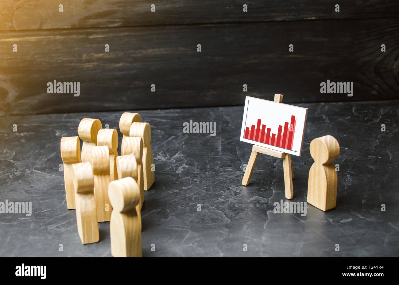 Le persone si sono riunite per un incontro e guardare il discorso del leader. Il Profitto e reddito analisi Analytics pianificazione, briefing e webinar di business. Soddisfare Foto Stock