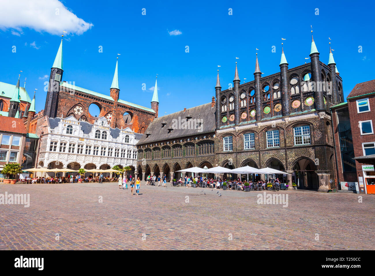 Lubecca, Germania - Luglio 08, 2018: Municipio o Lubecker Rathaus presso la piazza del mercato nella città di Lubecca in Germania Foto Stock