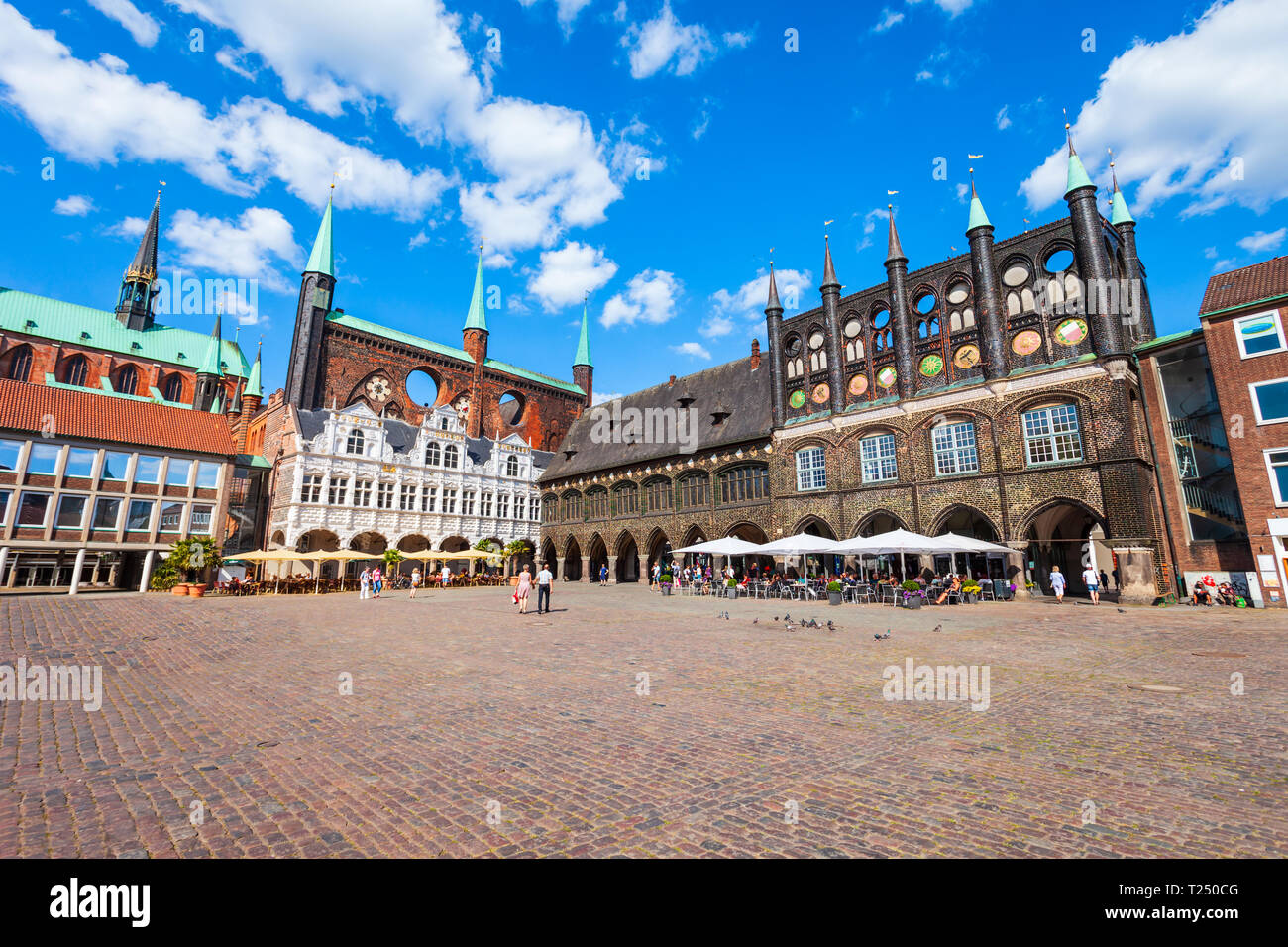 Lubecca, Germania - Luglio 08, 2018: Municipio o Lubecker Rathaus presso la piazza del mercato nella città di Lubecca in Germania Foto Stock