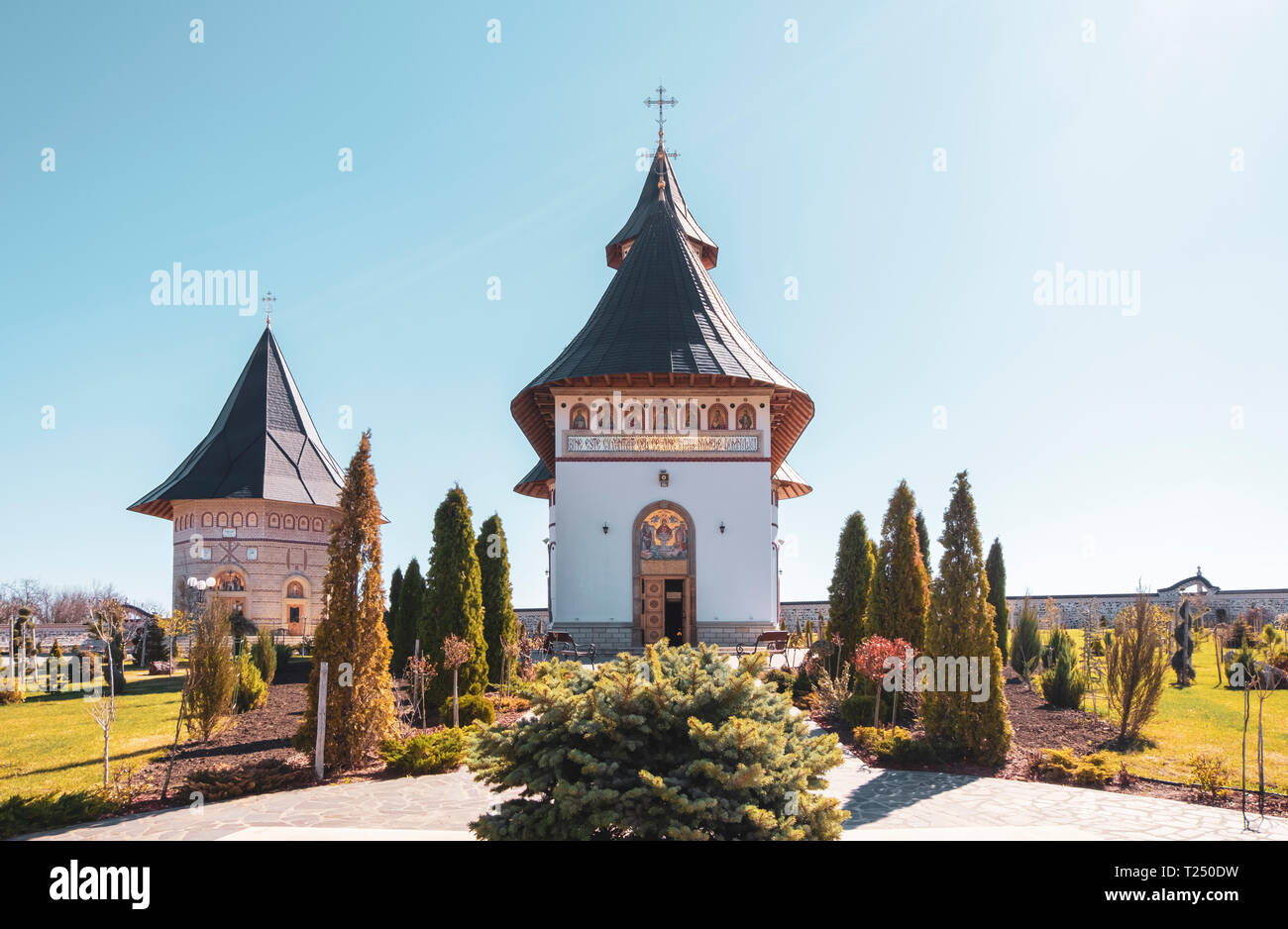 Zosin monastero nel nord-est della Romania, in Moldavia, in una giornata di sole in primavera. Foto Stock