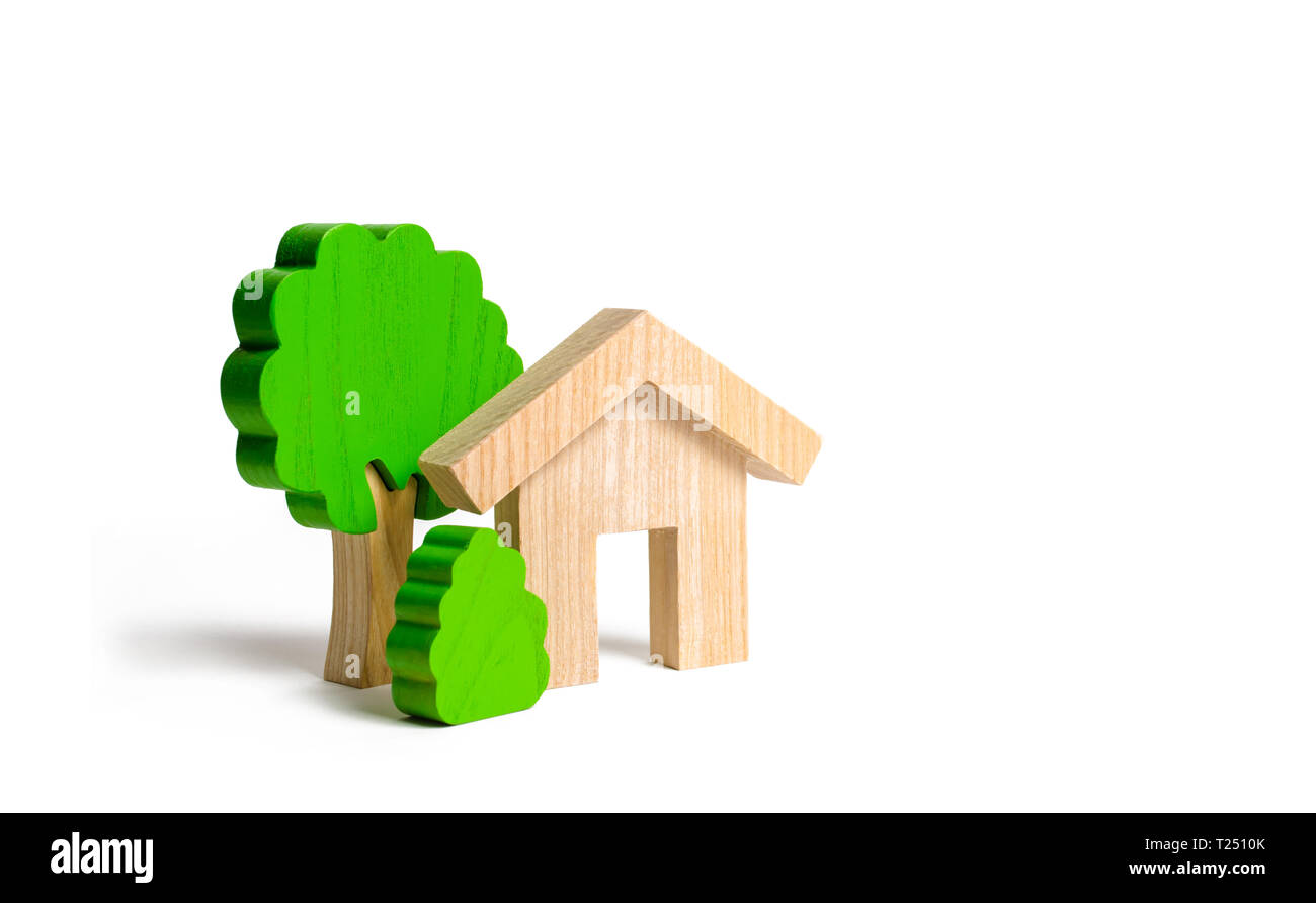 Casa in legno e alberi. Ecocompatibili e rispettosi dell'ambiente domestico. La moderna tecnologia in costruzione. Tranquillo e accogliente, confortevole aff Foto Stock