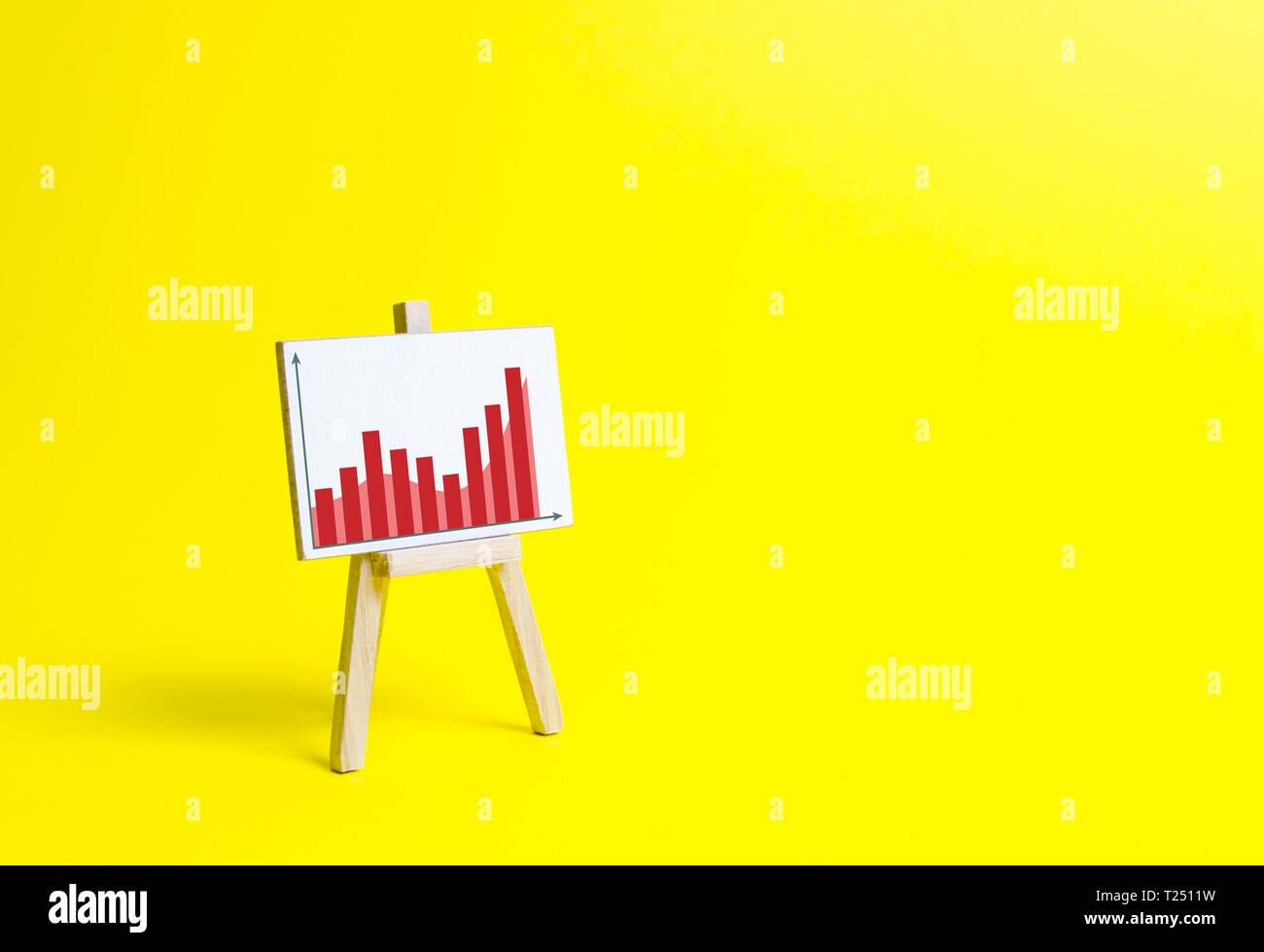 Rack con informazioni grafico su uno sfondo giallo. Business planning e analisi delle entrate. Indicatori di progetti di business, il livello di redditività di un Foto Stock