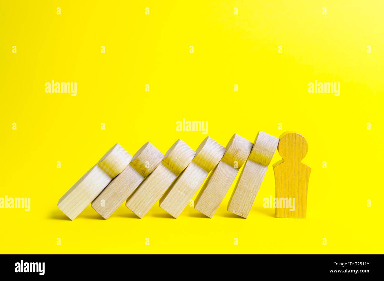 Oro figura leader fthe impedisce la caduta di una serie di figure come effetto domino. Colaps domino. Leader forte e supporto affidabile e leale. Il treno di business Foto Stock