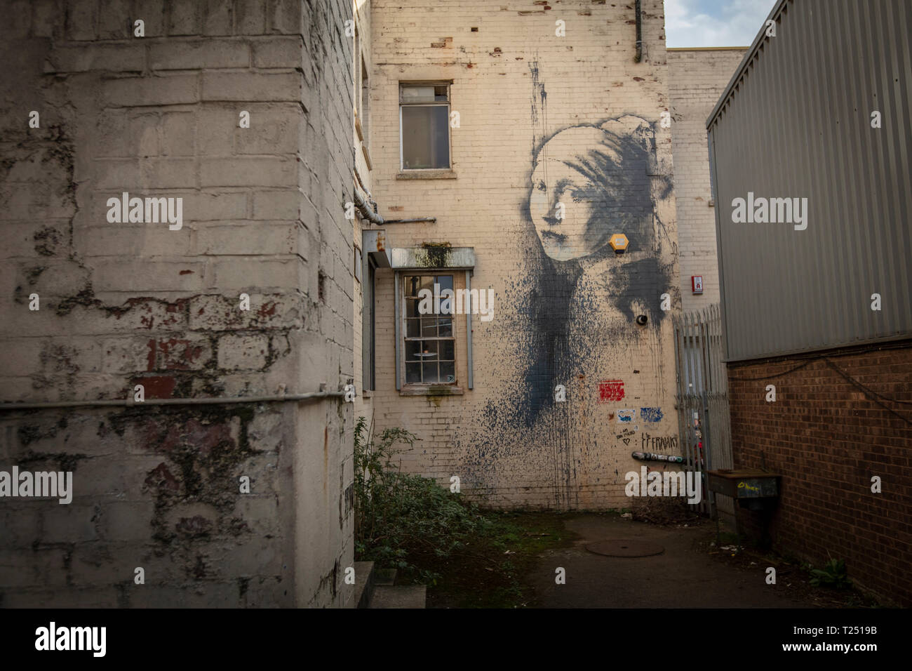 Bristol, Regno Unito, 21 febbraio 2019, la ragazza con un timpano forato da Banksy Foto Stock