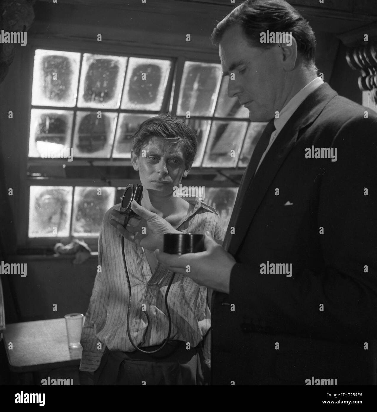 N. di alberi in strada (1958) Melvyn Hayes durante un controllo illuminazione data: 1958 Foto Stock