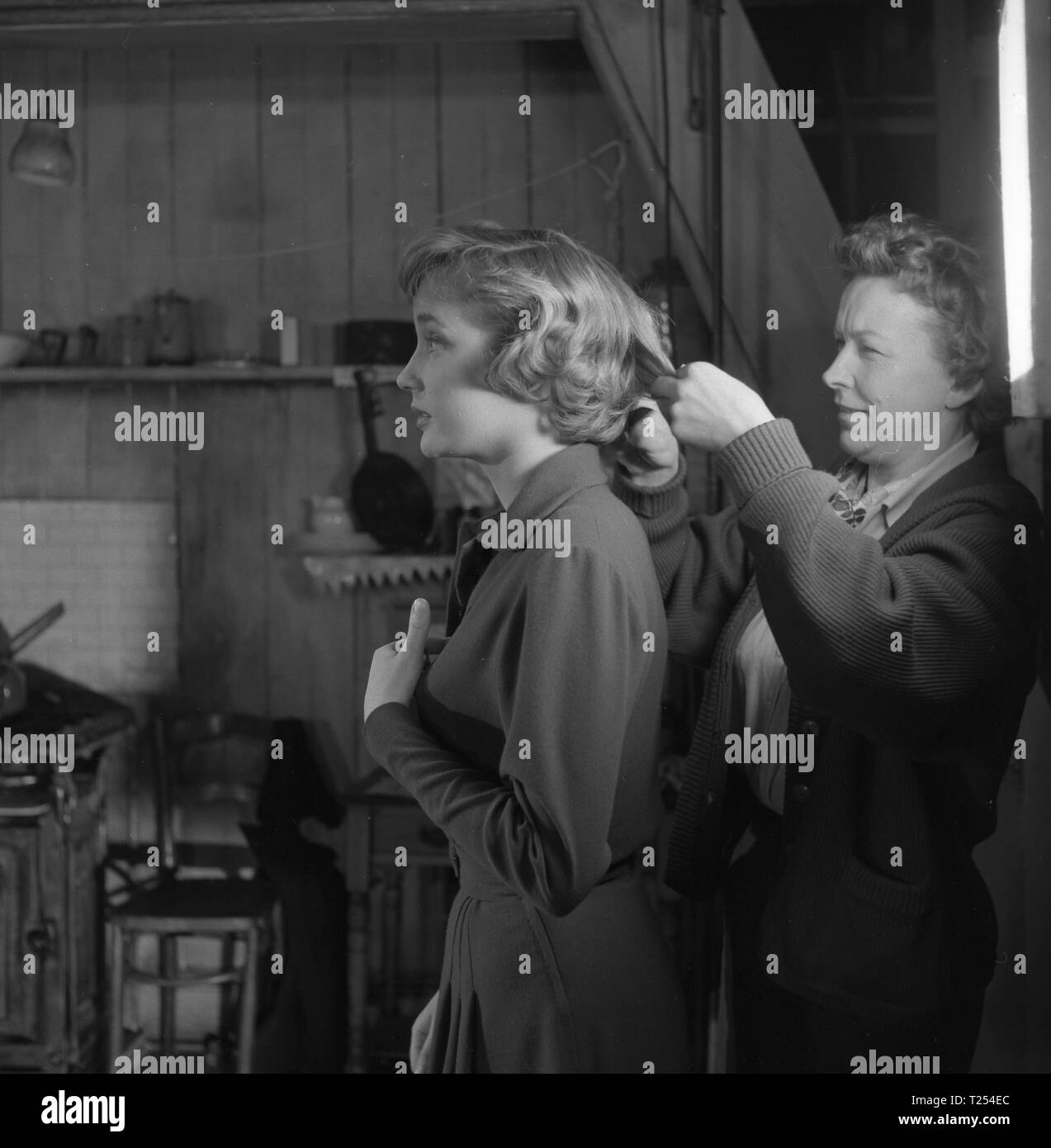 N. di alberi in strada (1958) Sylvia Syms avente capelli, Data: 1958 Foto Stock