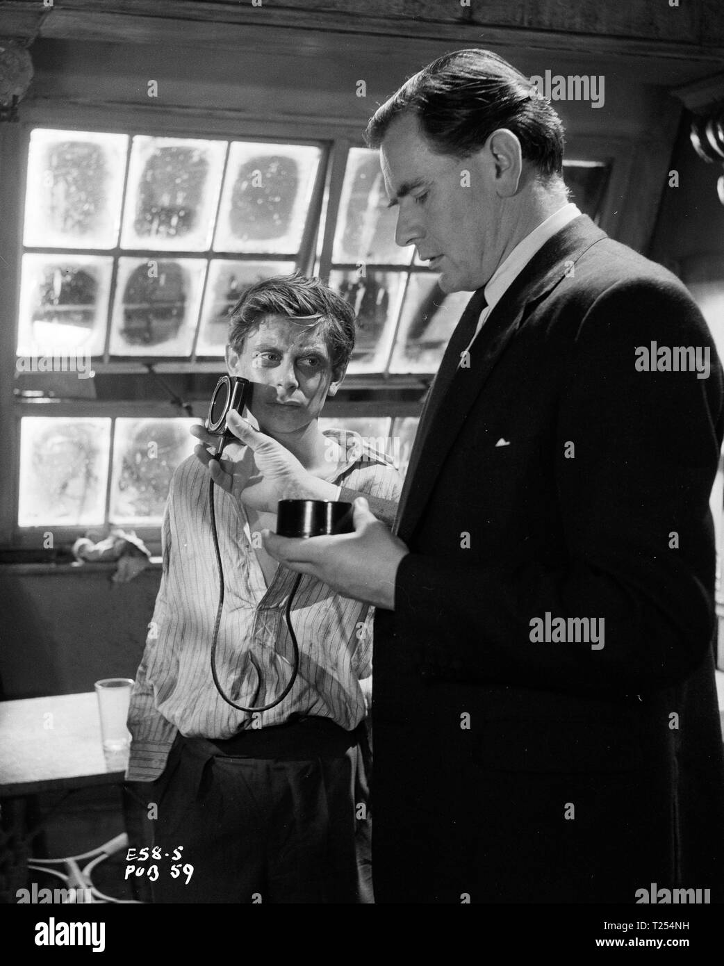 N. di alberi in strada (1958) Melvyn Hayes avente un controllo illuminazione data: 1958 Foto Stock