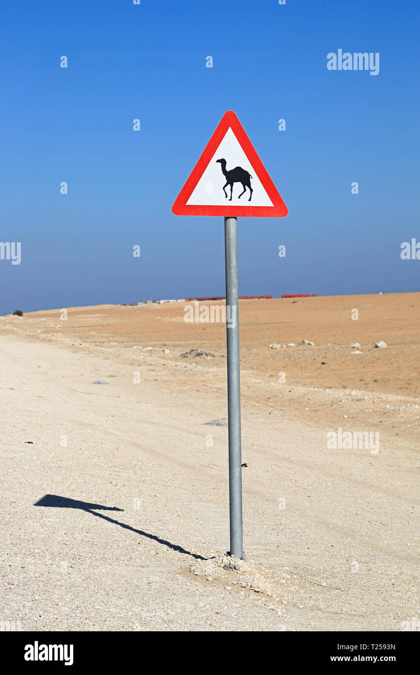 Attraversamento del cammello segno nel deserto Foto Stock