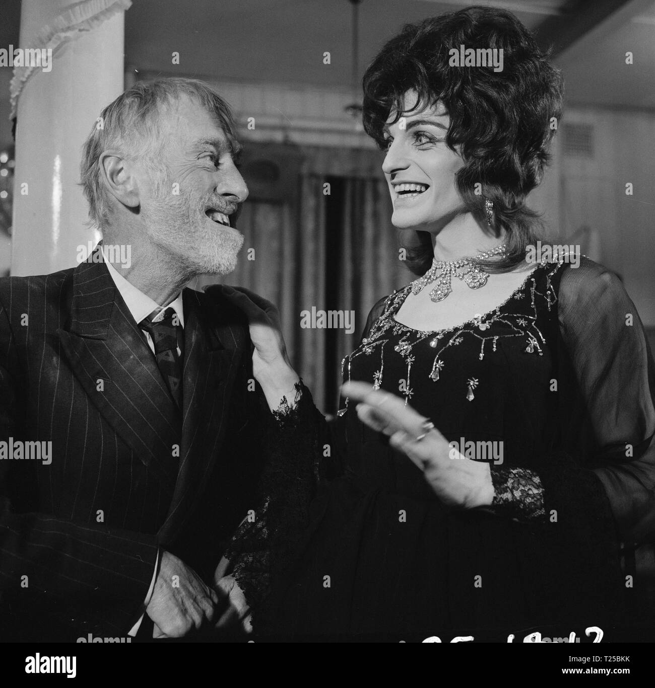 Steptoe &AMP; Figlio (1971) Wilfrid Brambell, Perri St Claire, Steptoe &AMP; Figlio (1971) Wilfrid Brambell, Perri St Claire, Data: 1971 Foto Stock