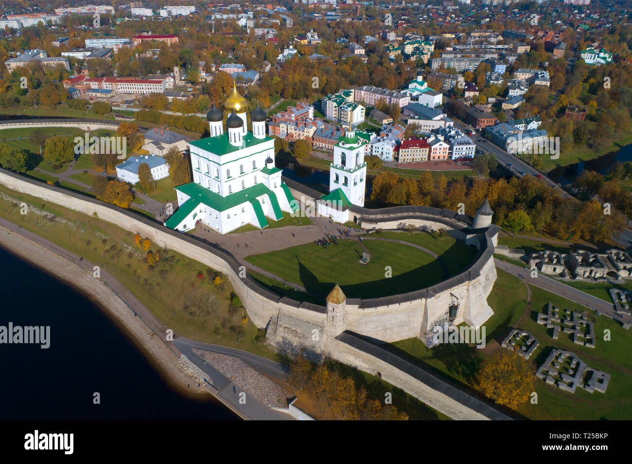 Al di sopra del Cremlino di Pskov nel soleggiato ottobre pomeriggio. La Russia Foto Stock
