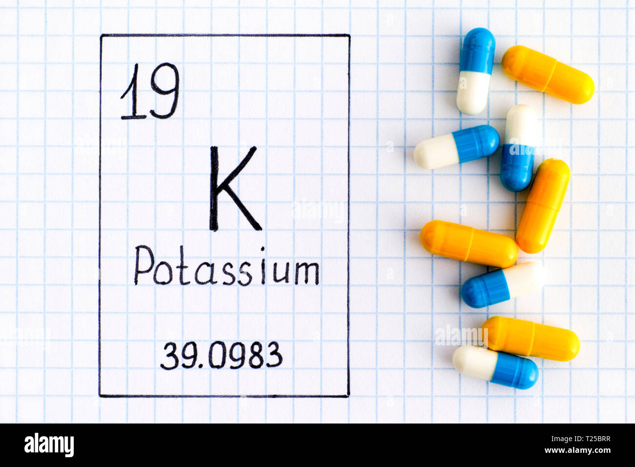 La grafia elemento chimico di potassio K con le pillole. Close-up. Foto Stock