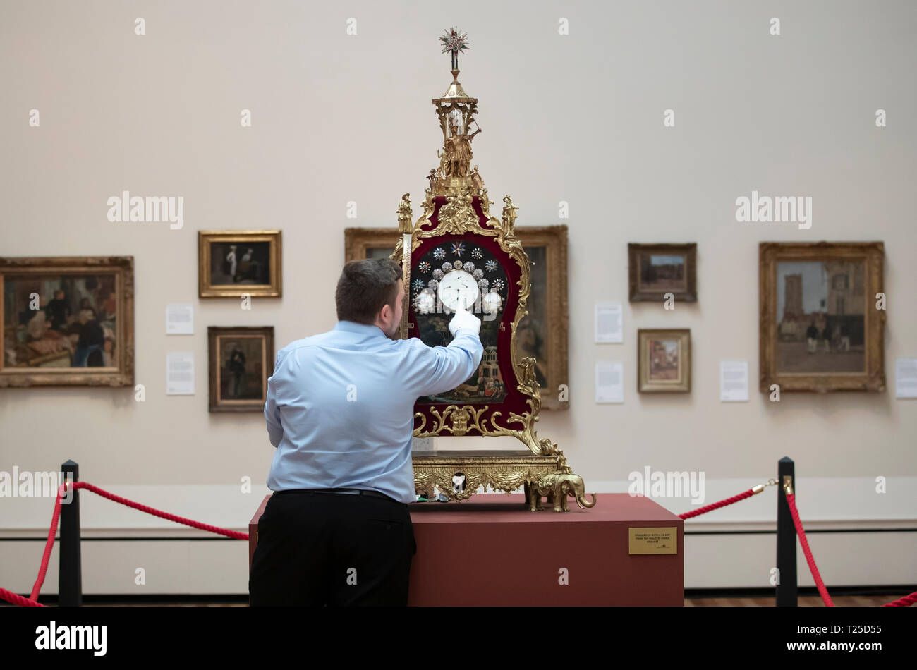 Steve sostanziosa pozzetti di effettuare delle regolazioni per un ornato orologio settecentesco a York Art Gallery, davanti a questo weekend di ora legale. Foto Stock