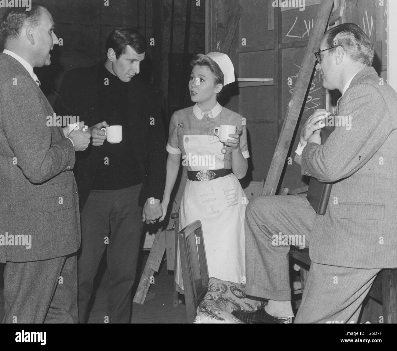 Due volte intorno le giunchiglie (1962) Regista Gerald Thomas, Juliet Mills e il marito Russell Alquist, produttore di film Peter Rogers, Data: 1962 Foto Stock