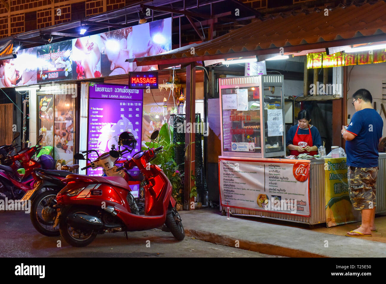 Piccoli negozi, città vecchia , Chiang Mai, Thailandia Foto Stock