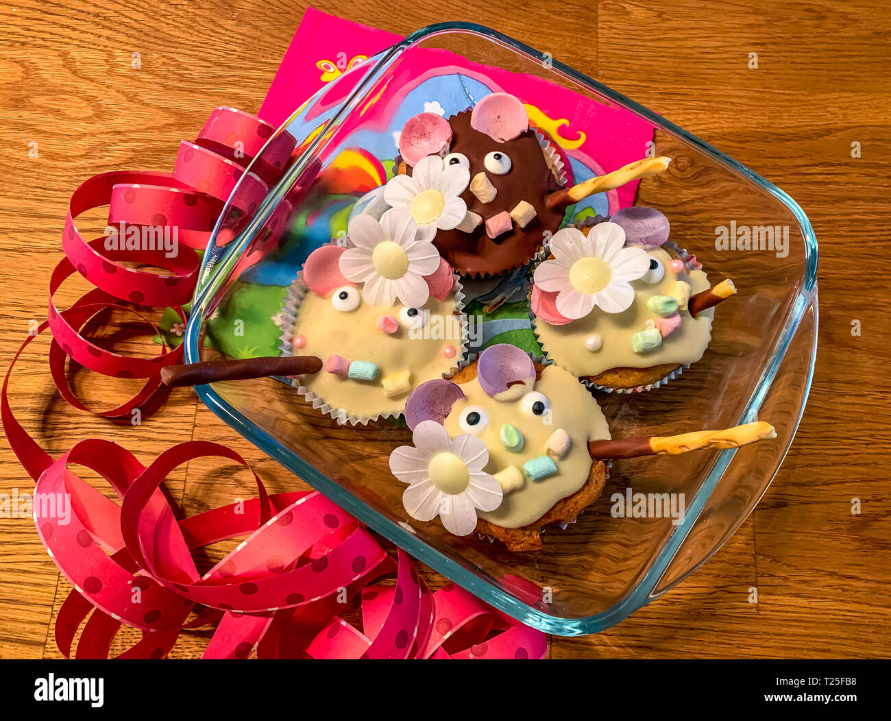 Unicorn muffin, ragazza torta di compleanno con decorazione Foto Stock