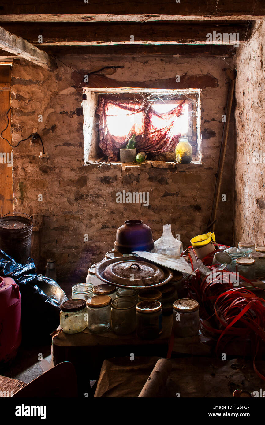 Vecchia cantina in un villaggio tradizionale casa, Bulgaria Foto Stock