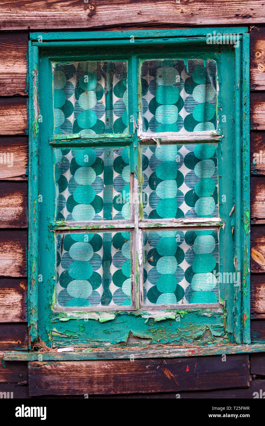 Un vecchio alterò la vernice pelata sulla finestra del capannone di legno che appartiene alla foresta Cottage sul Rothiemurchus Station Wagon e foresta, Aviemore, Scozia Foto Stock