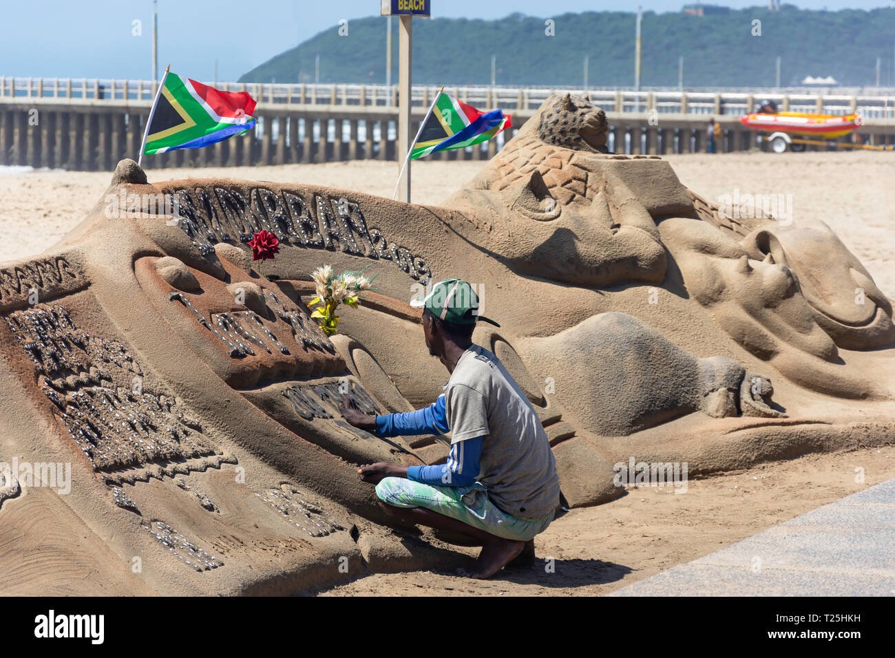 Uomo che fa la scultura di sabbia sulla spiaggia del Nord, Durban, KwaZulu-Natal, Sud Africa Foto Stock