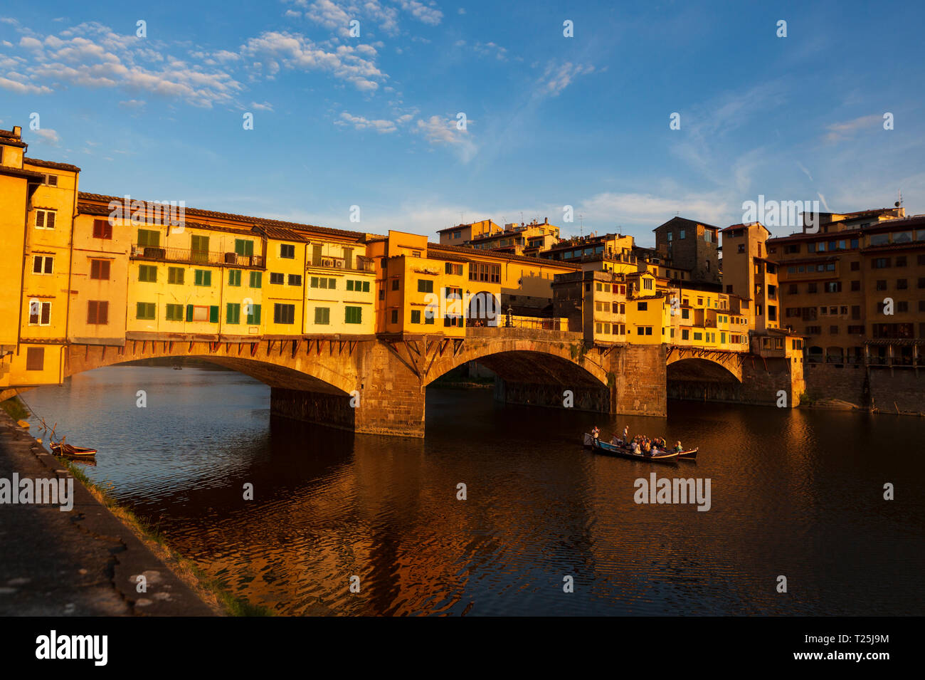 Il Ponte Vecchio, una pietra medievali chiuso-spandrel arco ponte sopra il fiume Arno a Firenze, nota per aventi ancora negozi costruiti Foto Stock