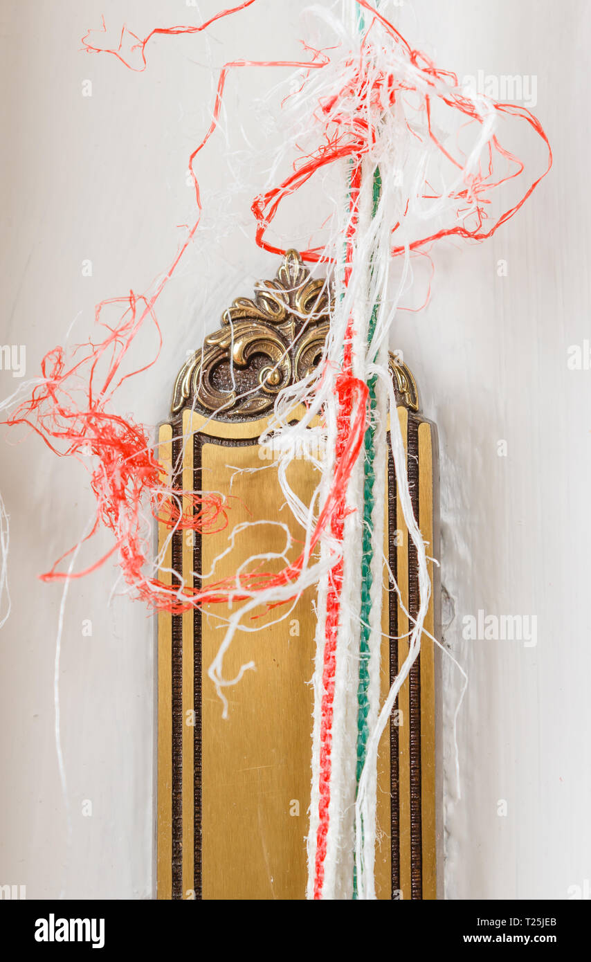 Una corda di una tapparella sfilacciata dovuta al consumo Foto stock - Alamy