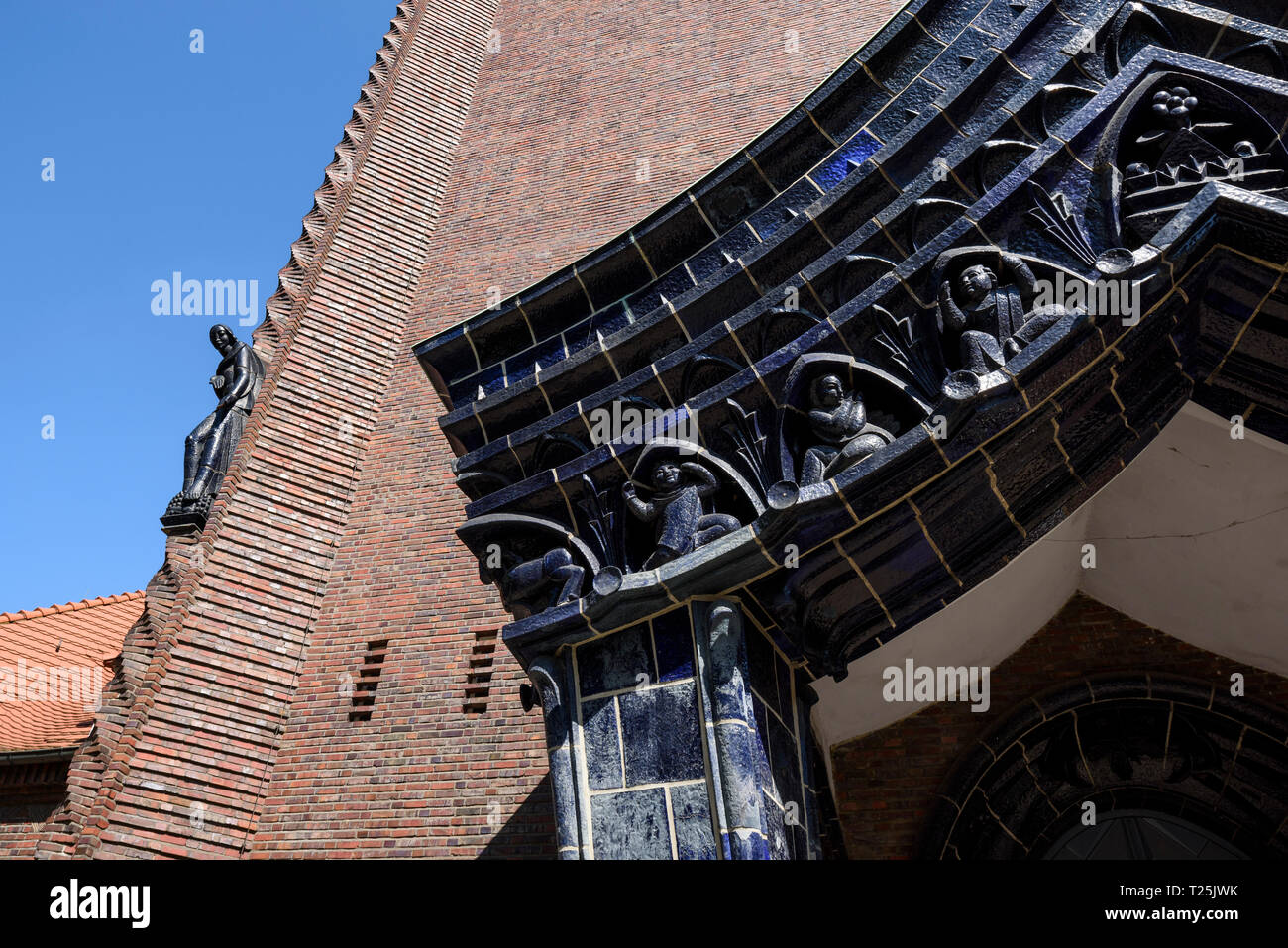 Berlino. Germania. Kreuzkirche Schmargendorf, su Hohenzollerndamm 130. Costruito 1927-29 per un design da Ernst e Günther Paulus. Blue ceramica invetriata por Foto Stock