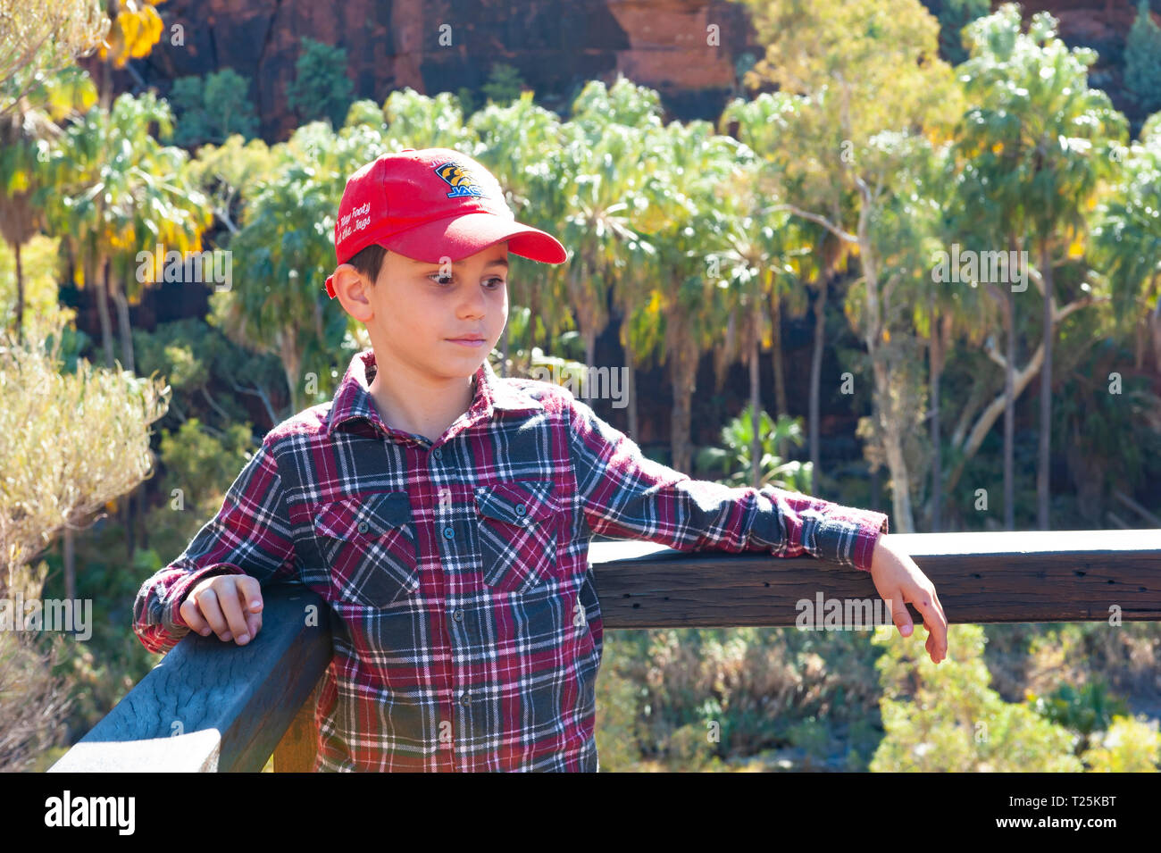 8 anno vecchio ragazzo a Palm Valley, NT, Australia Foto Stock