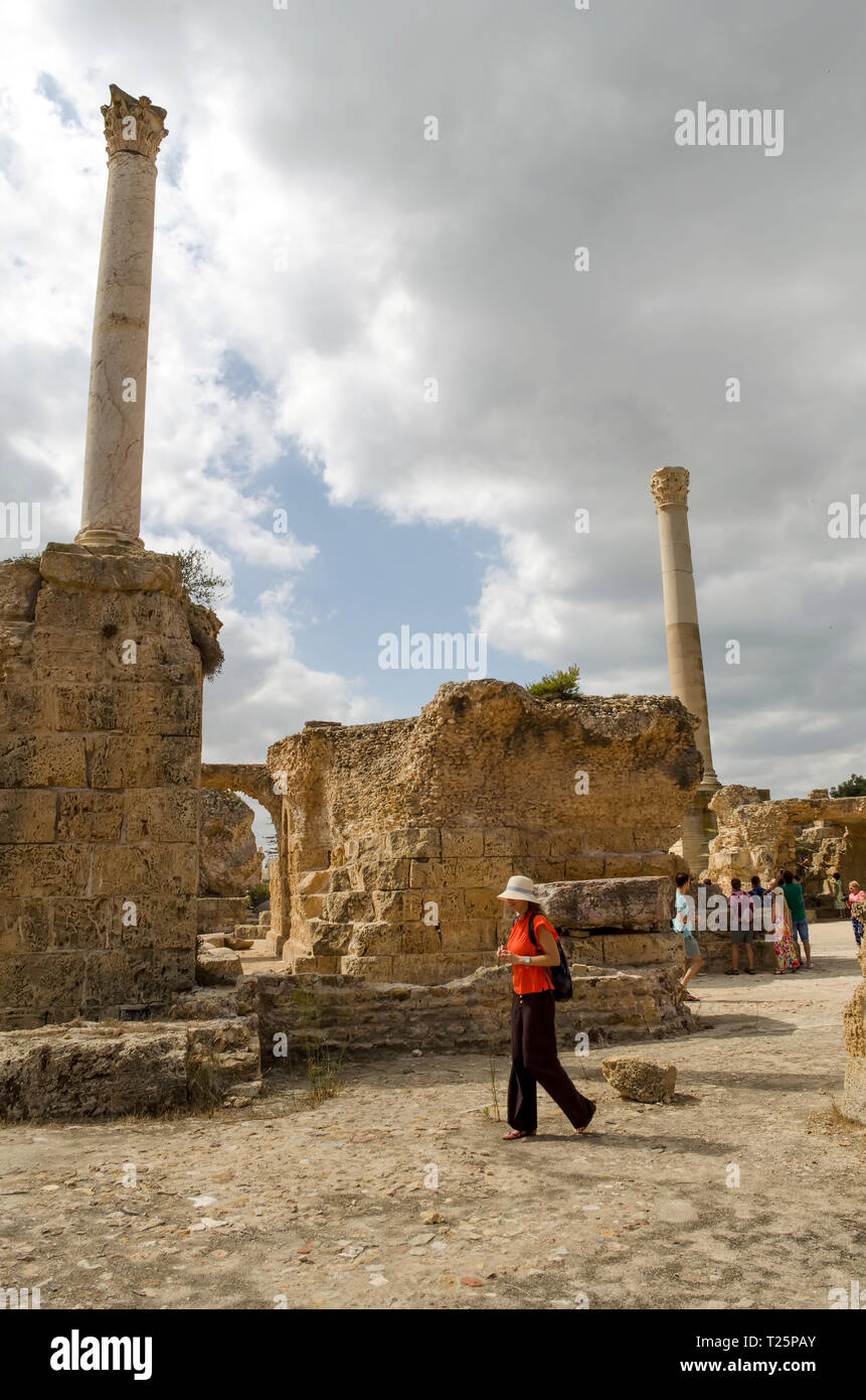 La Tunisia, a Tunisi. Settembre 17, 2016. Slim donna caucasica con uno zaino passeggiate attraverso le rovine di antiche Cartagine Foto Stock