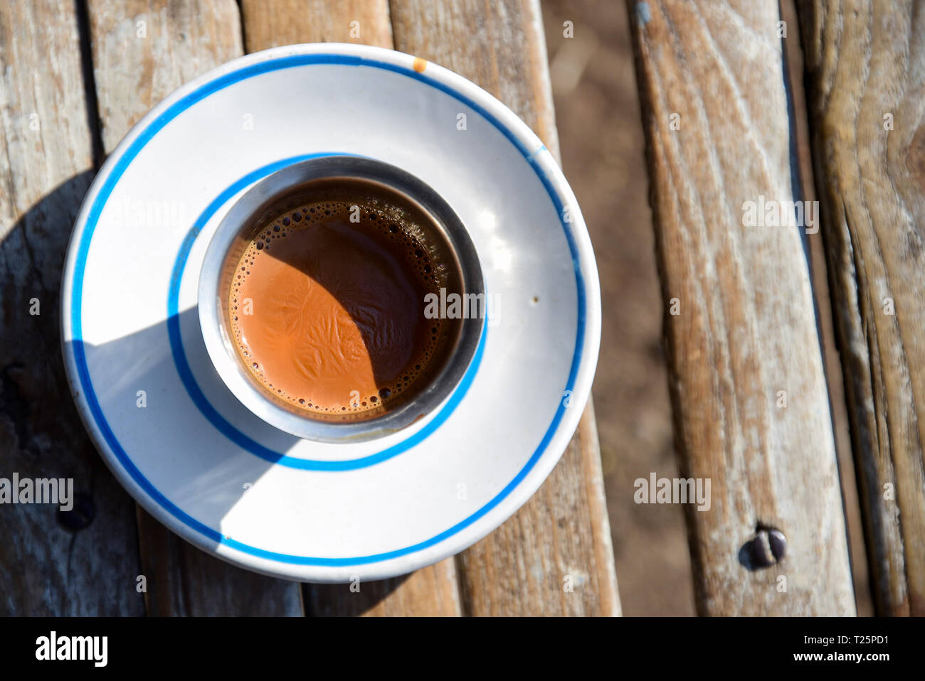 Tazza di acqua calda in stile indiano o tè chai sulla scrivania di legno in Rajkot, Gujarat, India Foto Stock