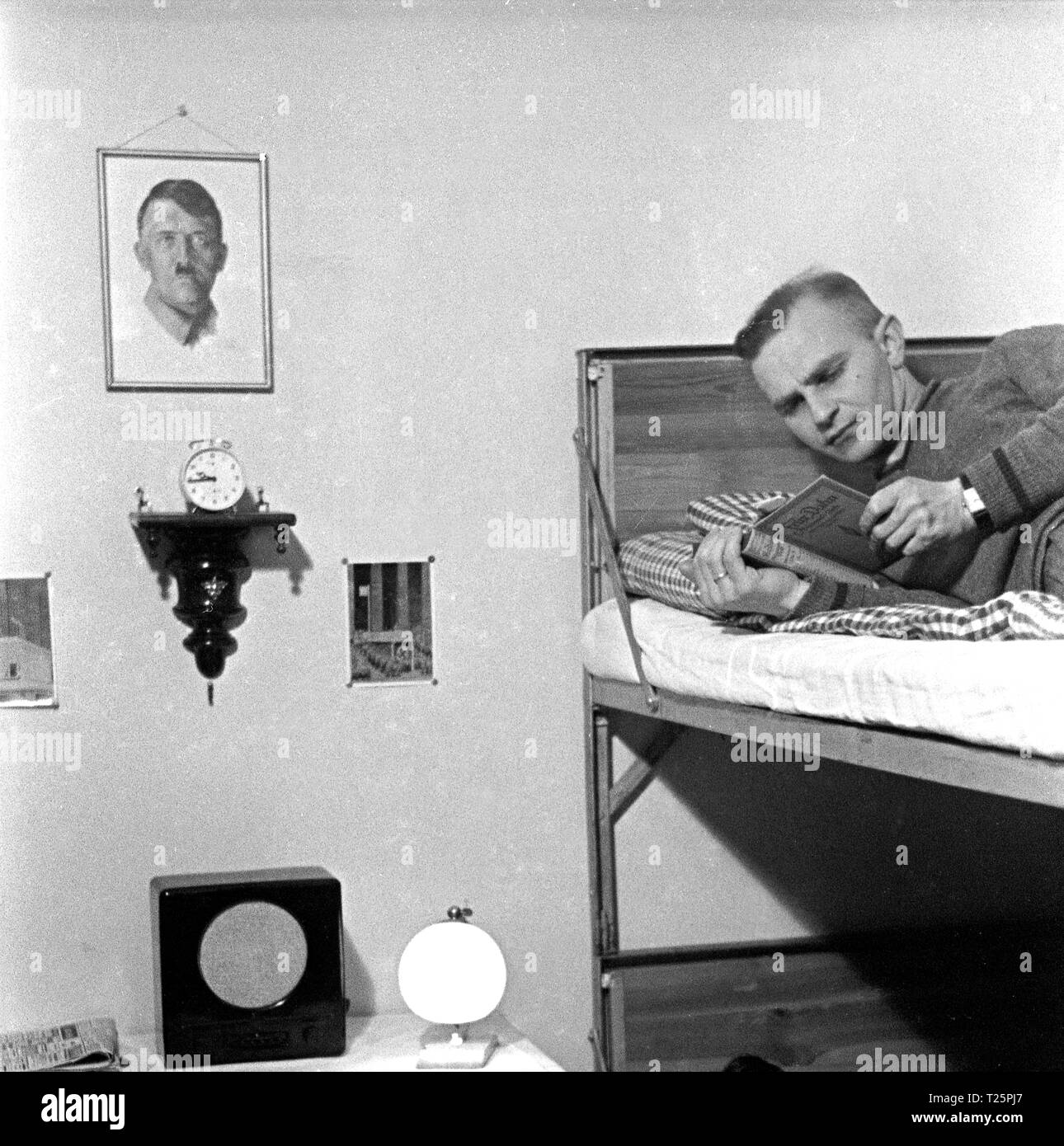 I soldati tedeschi fuori servizio nella loro caserma con un ritratto di Adolf Hitler sulla parete 1940 Foto Stock