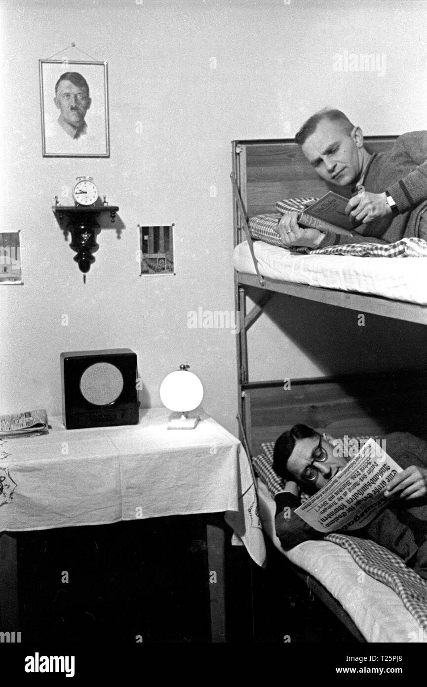 I soldati tedeschi fuori servizio nella loro caserma con un ritratto di Adolf Hitler sulla parete 1940 Foto Stock